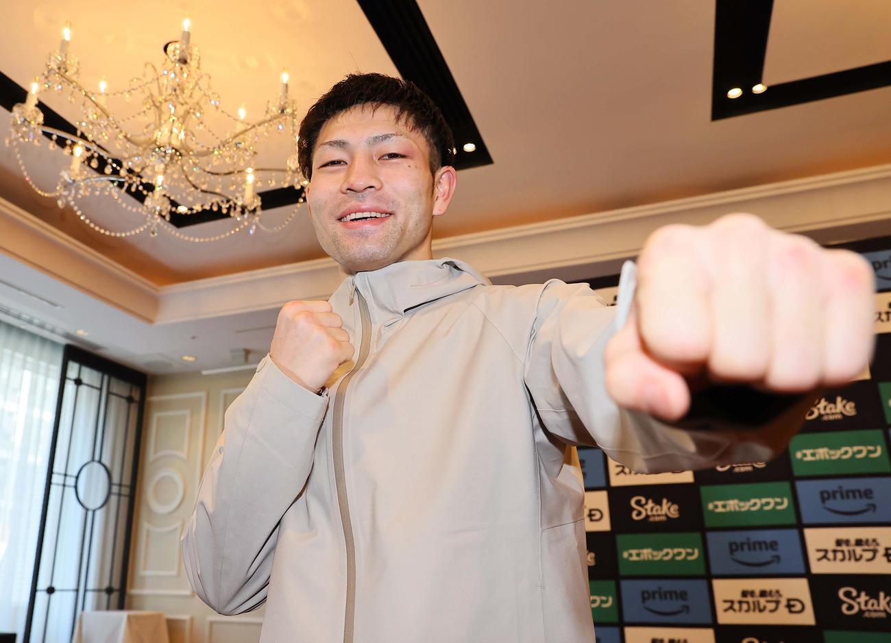 一夜明け会見でポーズを決めるWBAフライ級王者のユーリ阿久井政悟（撮影・上田博志）