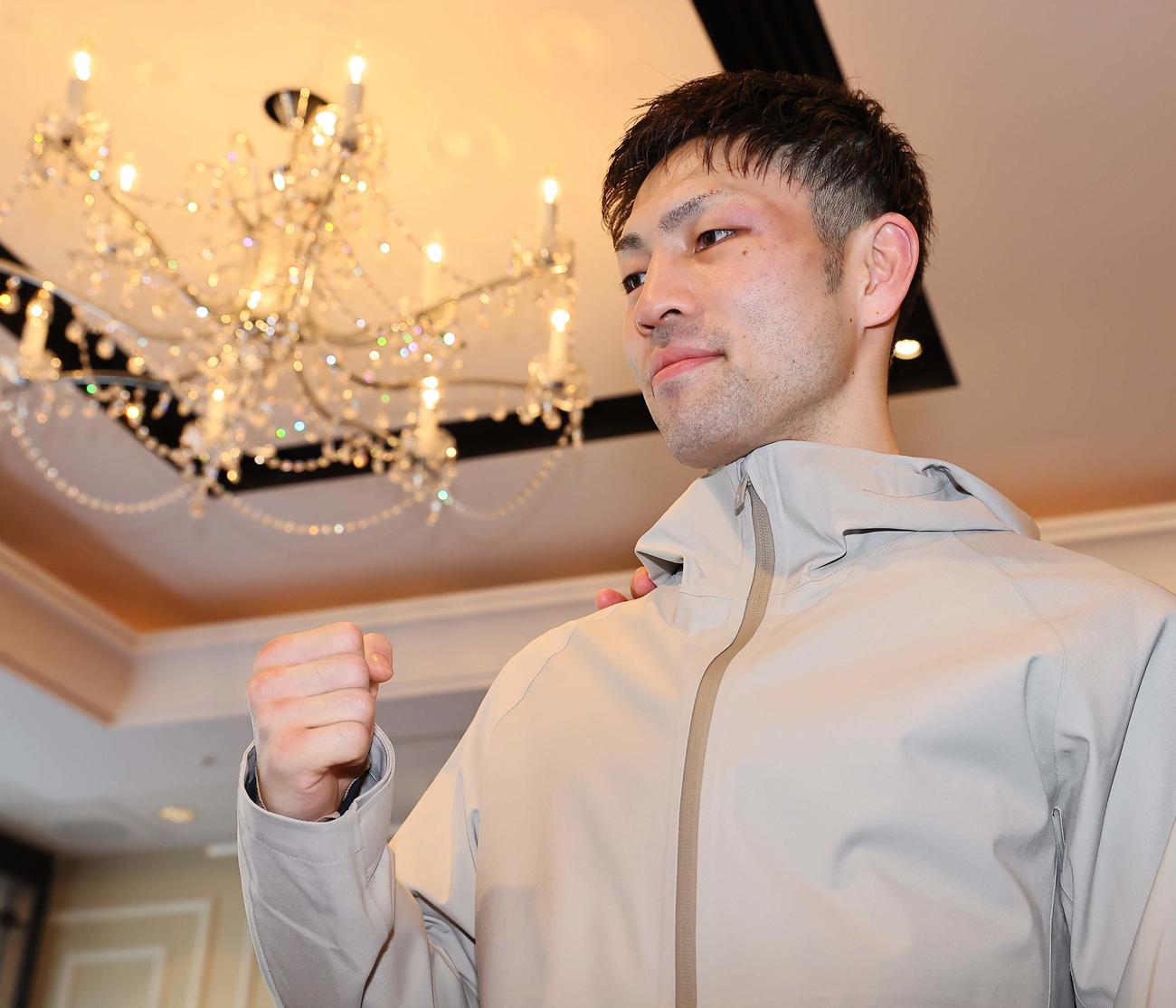 一夜明け会見でポーズを決めるWBAフライ級王者のユーリ阿久井政悟（撮影・上田博志）