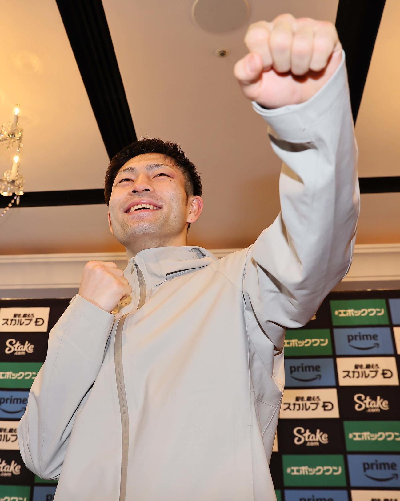 一夜明け会見でポーズを決めるWBAフライ級王者のユーリ阿久井政悟（撮影・上田博志）