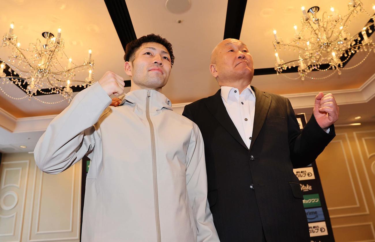 一夜明け会見で守安ジム・守安会長（右）とポーズを決めるWBAフライ級王者のユーリ阿久井政悟（撮影・上田博志）