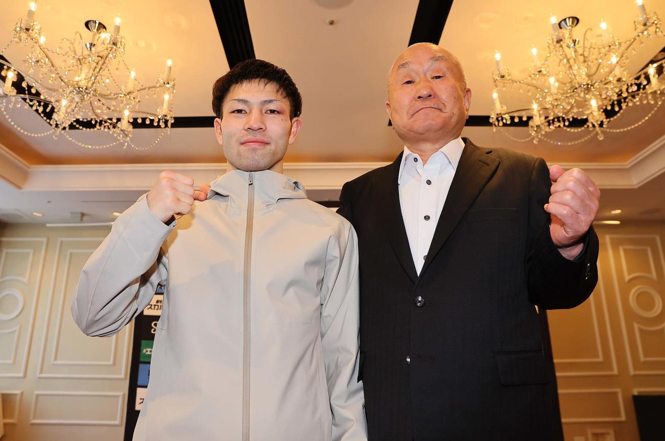 一夜明け会見で守安ジム・守安会長（右）とポーズを決めるWBAフライ級王者のユーリ阿久井政悟（撮影・上田博志）