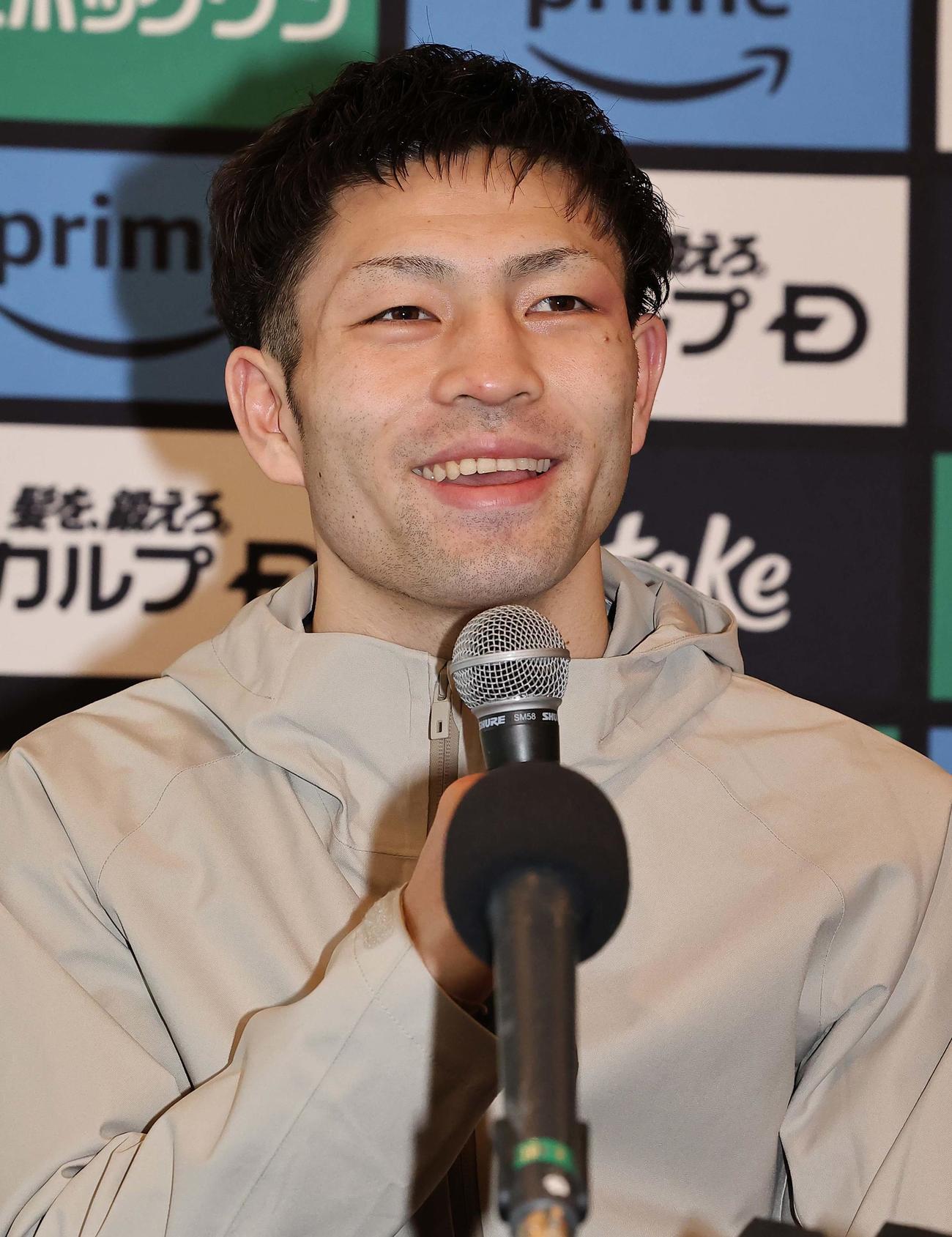 一夜明け会見で笑顔を見せるWBAフライ級王者のユーリ阿久井政悟（撮影・上田博志）