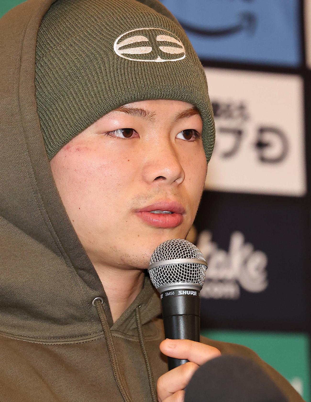 一夜明け会見で取材に応じる那須川天心（撮影・上田博志）
