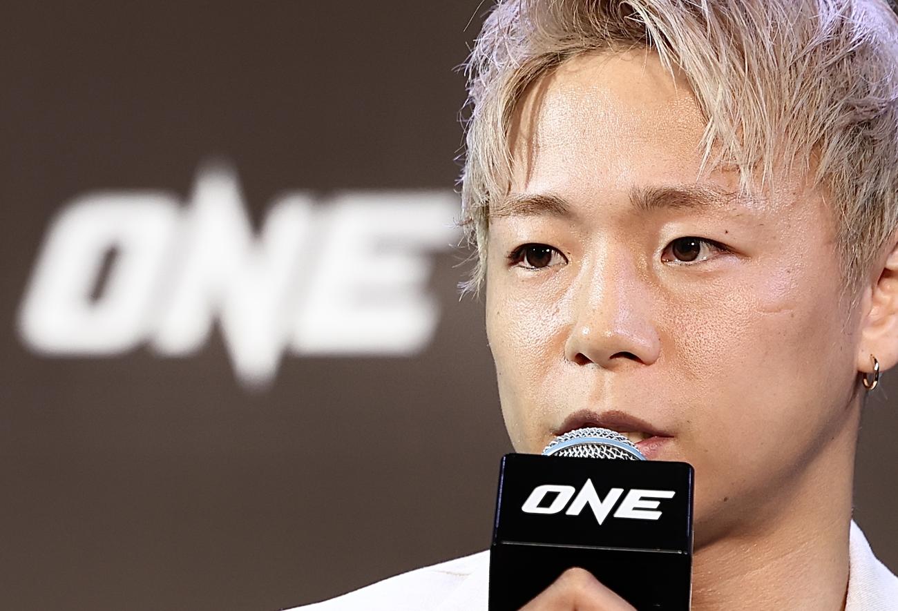 記者の質問に答える武尊（撮影・河田真司）