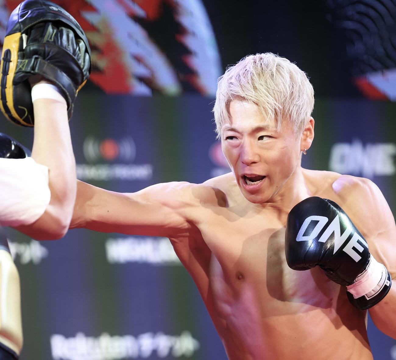 ミット打ちを披露する武尊（撮影・河田真司）