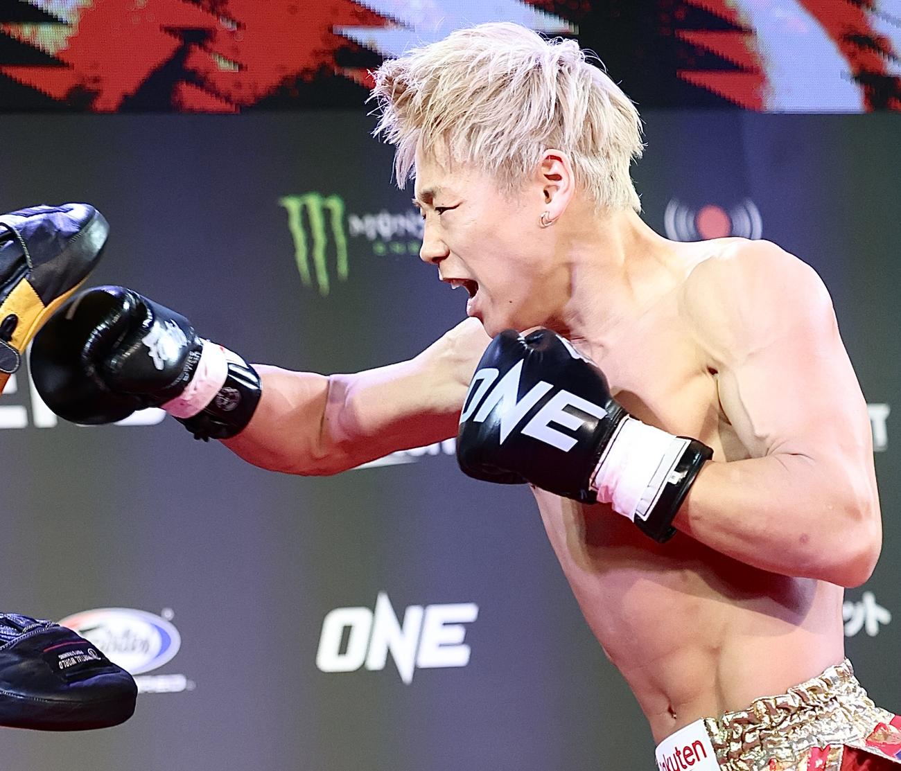 ミット打ちを披露する武尊（撮影・河田真司）
