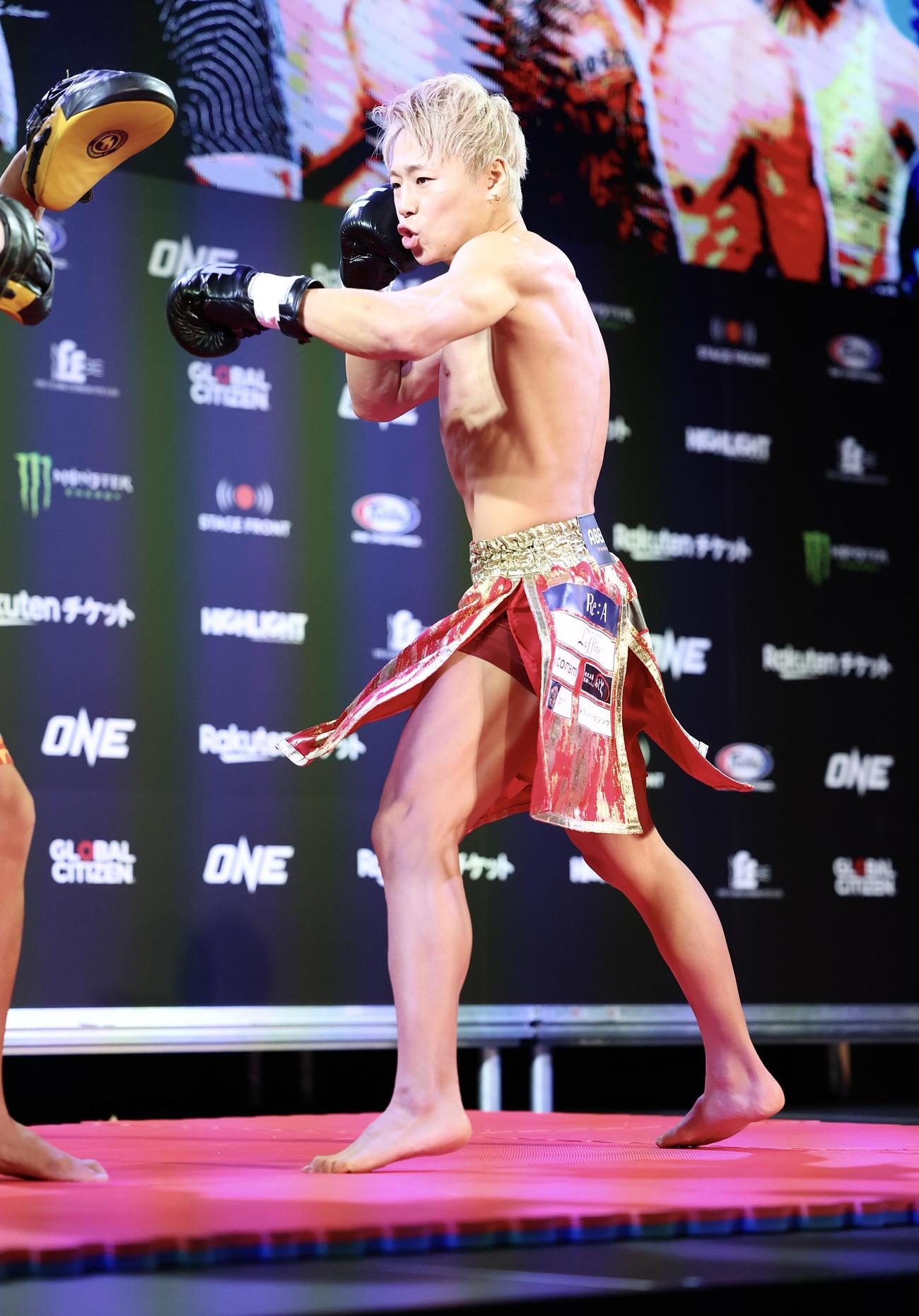 ミット打ちを披露する武尊（撮影・河田真司）