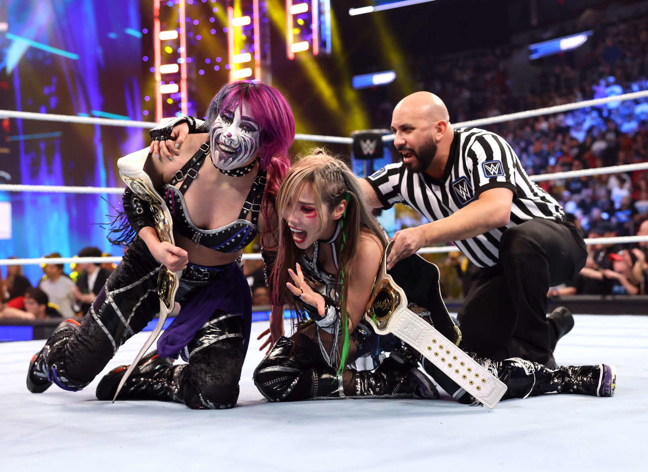 取り戻したWWE女子タッグ王座ベルトを手にして喜ぶアスカ（左端）、カイリ・セイン（中央）（C）2024 WWE, Inc. All Rights Reserved.