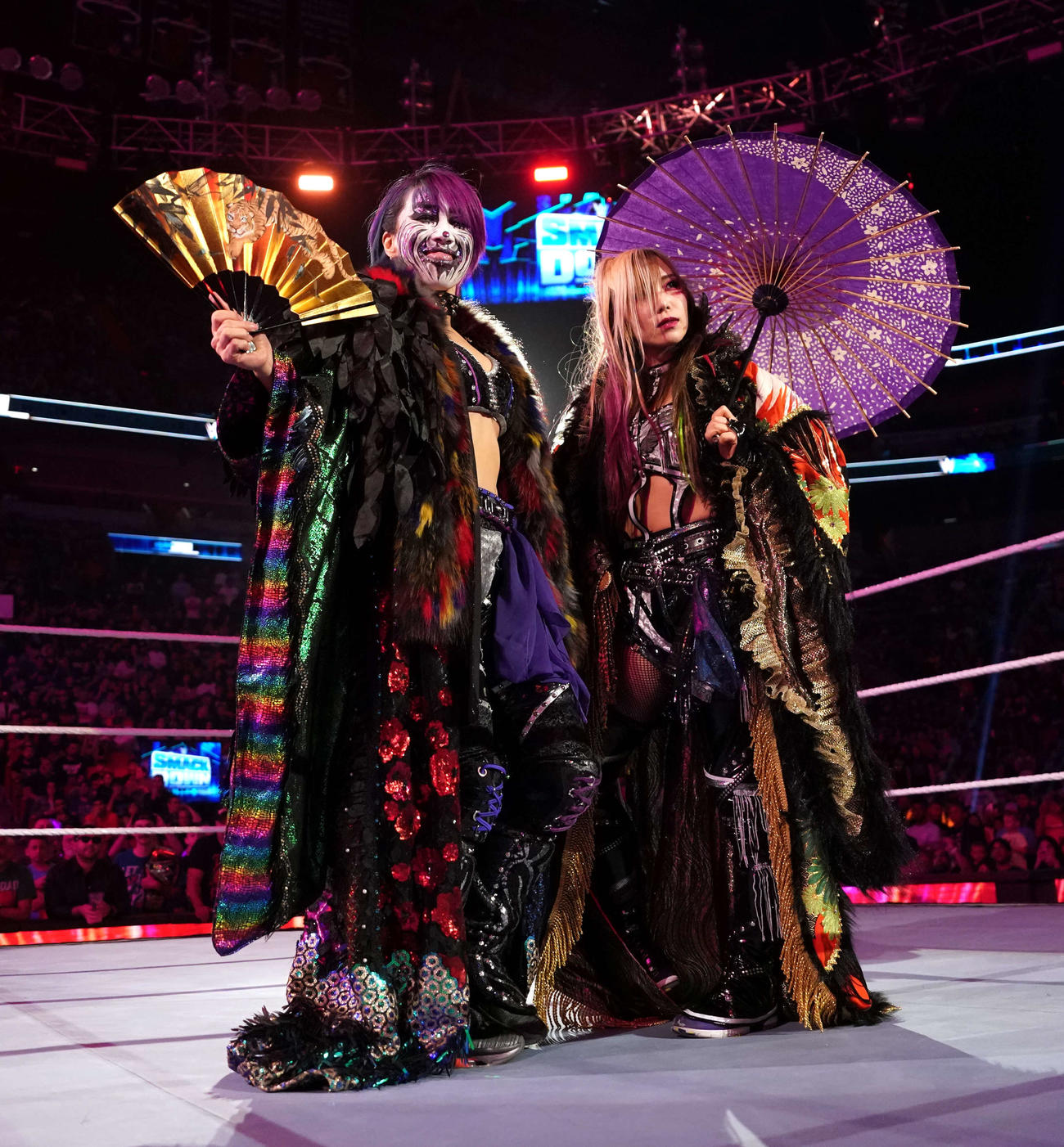 入場するアスカ（左）、カイリ・セイン組（C）2024 WWE, Inc. All Rights Reserved.