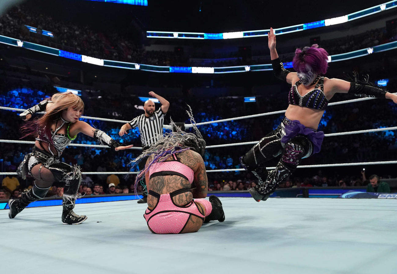ケイデン・カーター（中央）をサンドイッチ式で攻めるカイリ・セイン（左端）とアスカ（C）2024 WWE, Inc. All Rights Reserved.