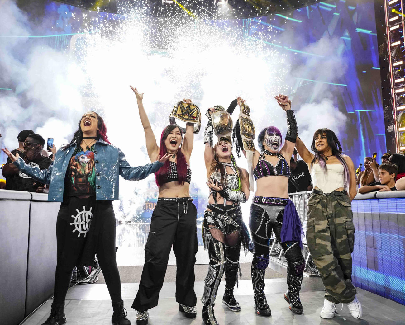 WWE女子タッグ王座獲得を全員で喜ぶダメージCTRLメンバー。左からベイリー、イヨ・スカイ、カイリ・セイン、アスカ、ダコタ・カイ（C）2024 WWE, Inc. All Rights Reserved.