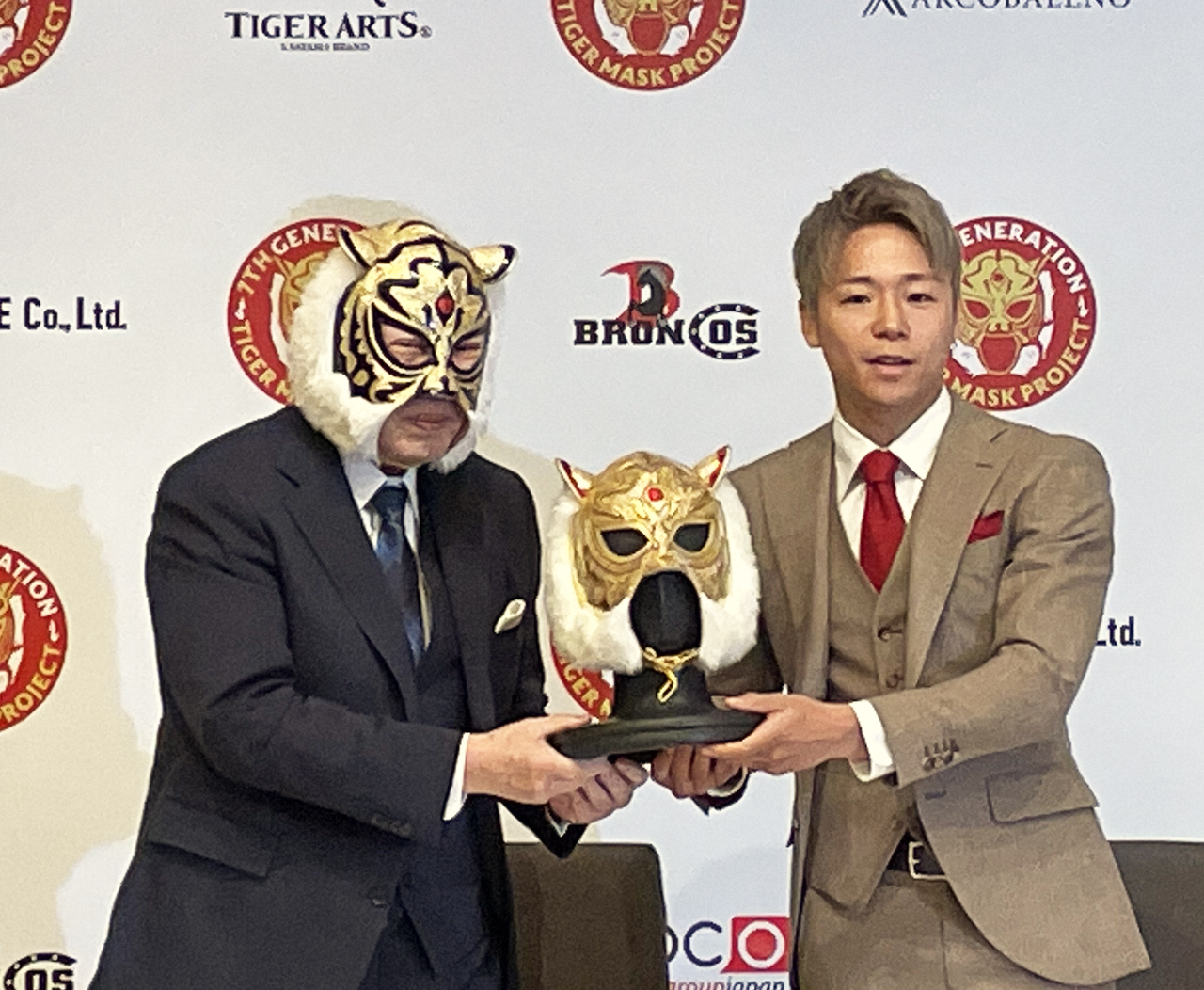 23年月、7代目タイガーマスク襲名しマスクを手にする武尊（右）と初代タイガーマスクの佐山聡