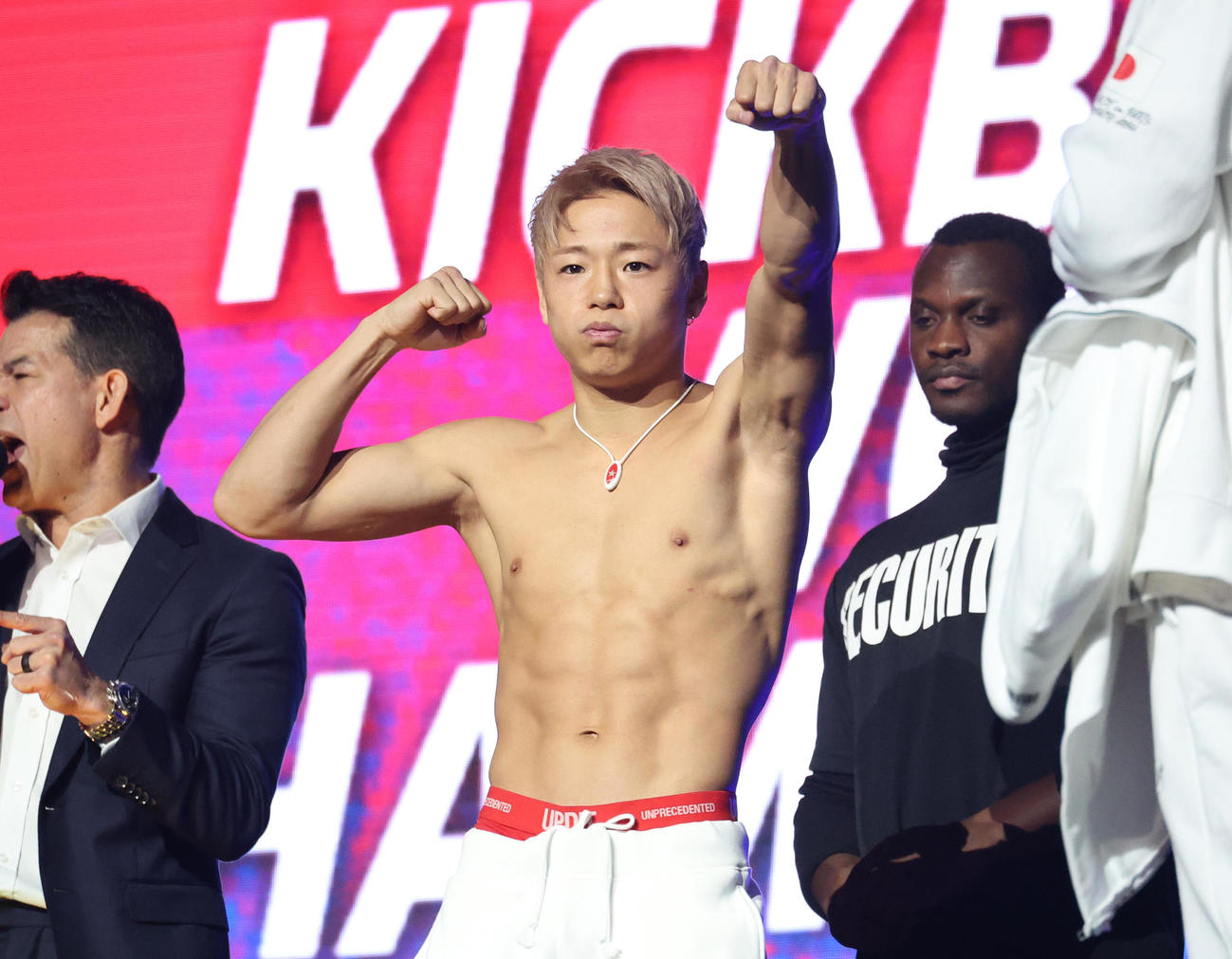 インタビューを終えガッツポーズする武尊（撮影・中島郁夫）