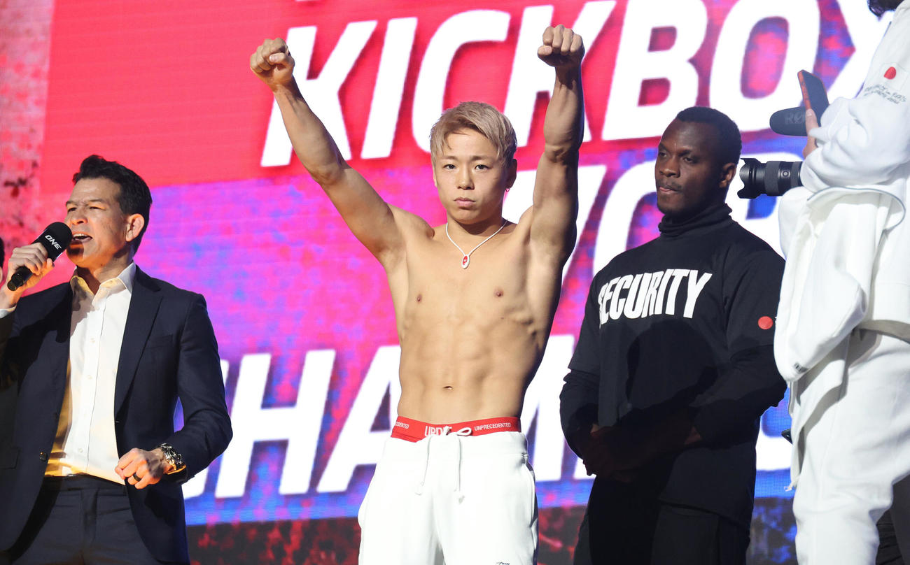 インタビューを終えガッツポーズする武尊（撮影・中島郁夫）