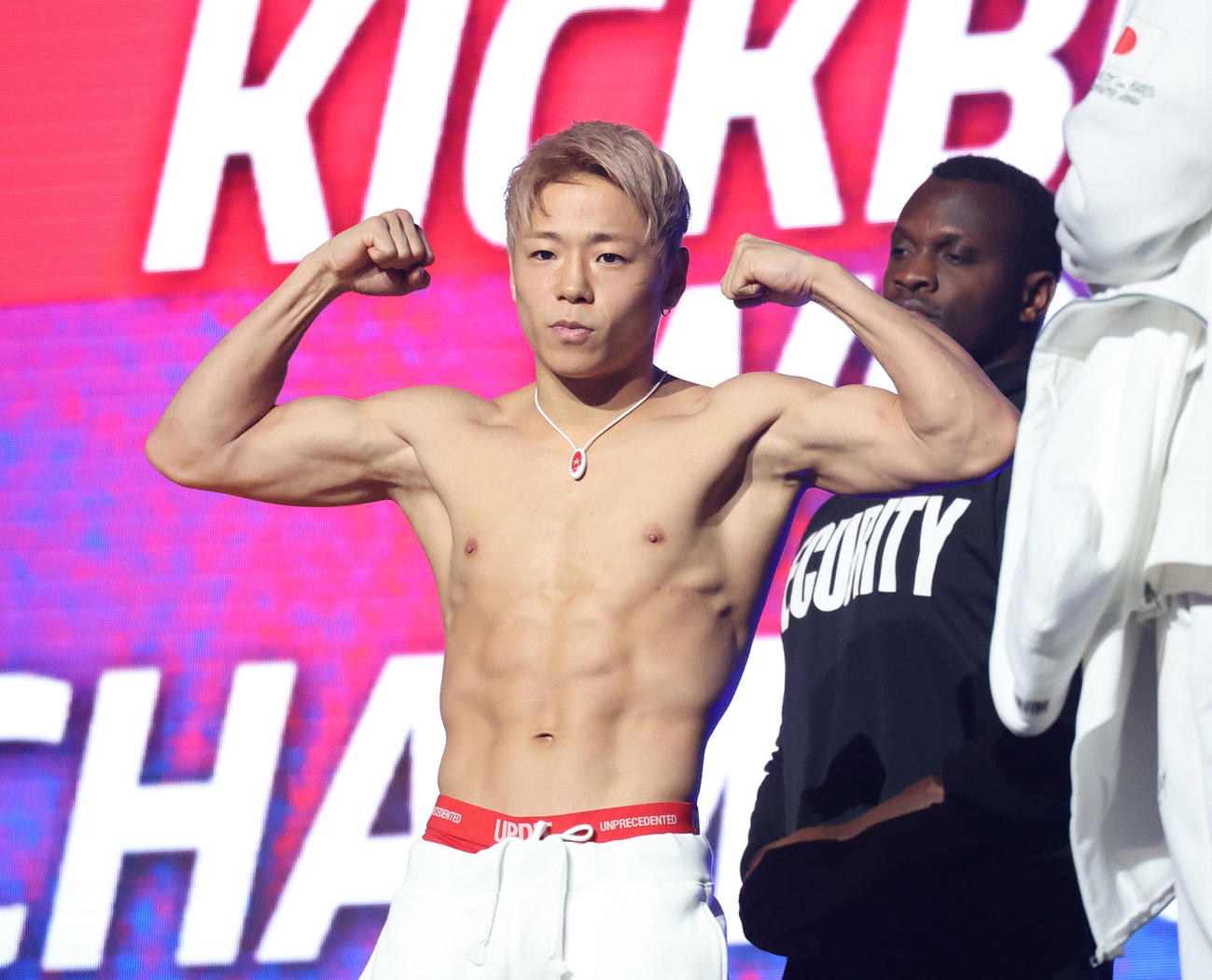 インタビューを終えガッツポーズする武尊（撮影・中島郁夫）