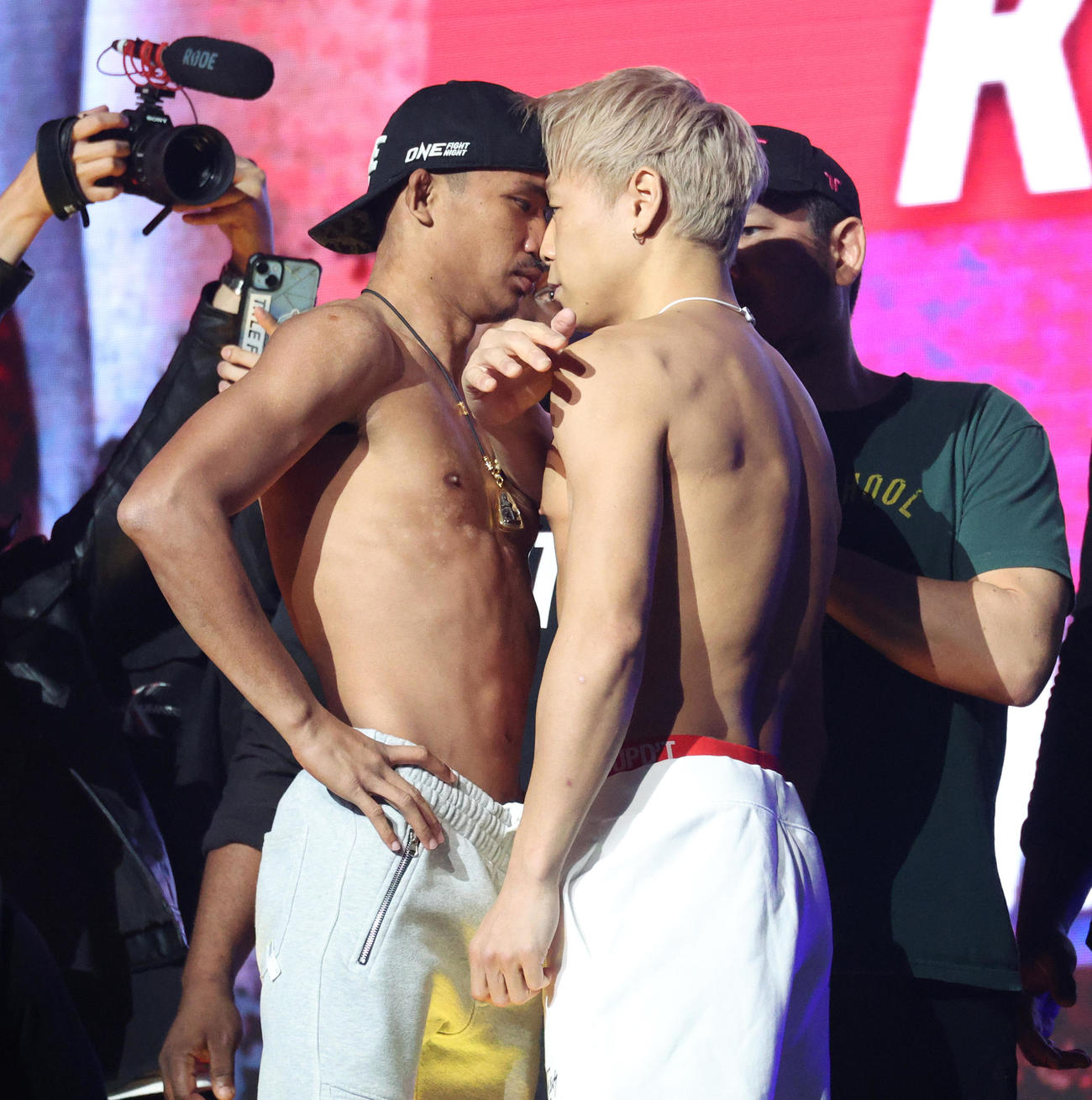 フェイスオフするスーパーレック（左）と武尊（撮影・中島郁夫）