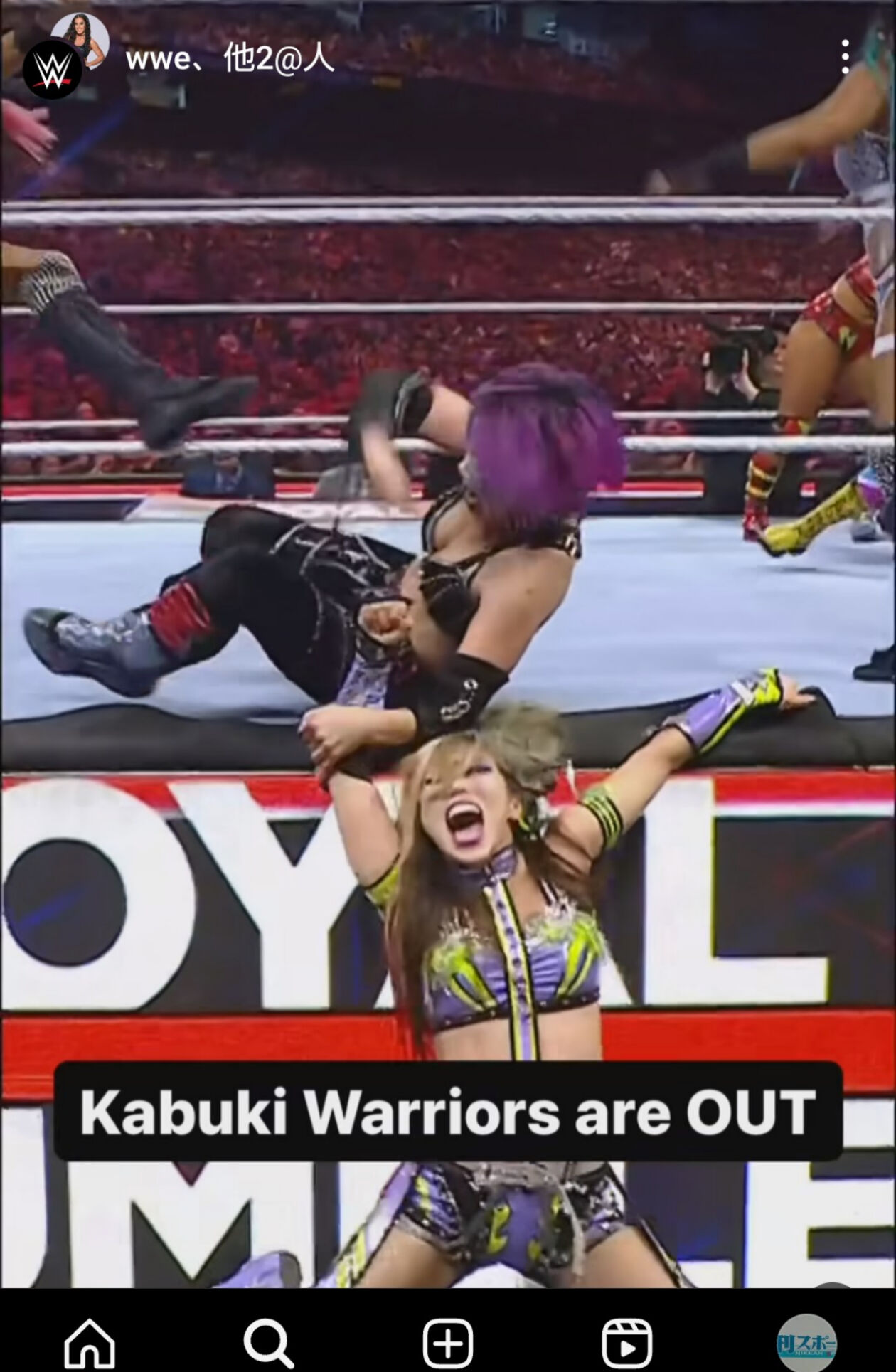 リング外に落ちそうなカイリ・セイン（下）を助けようとするアスカ（WWE公式インスタグラムから）