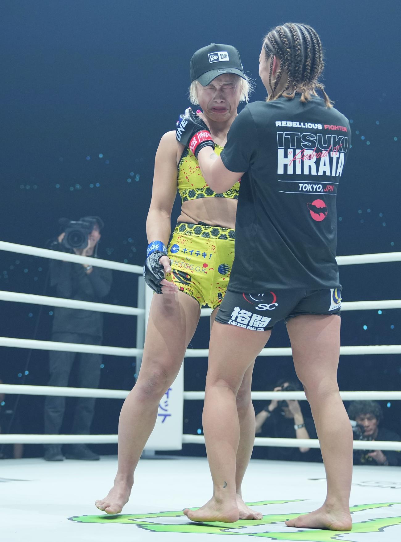 三浦彩佳対平田樹　平田（手前）に勝利し感極まる三浦（撮影・垰建太）