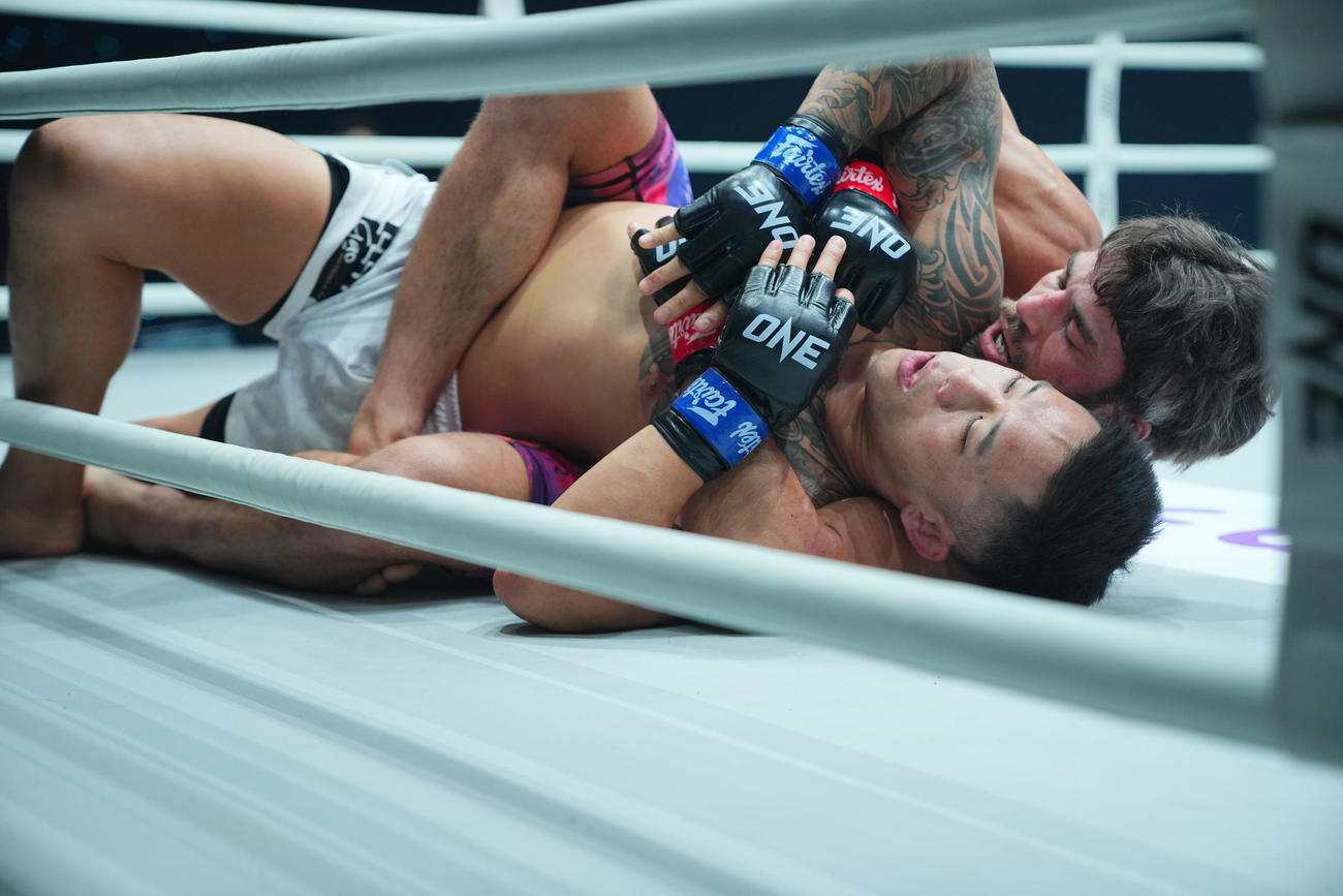 ゲイリー・トノン対マーティン・ニューイェン　ニューイェン（左）のバックをとるトノン（撮影・垰建太）