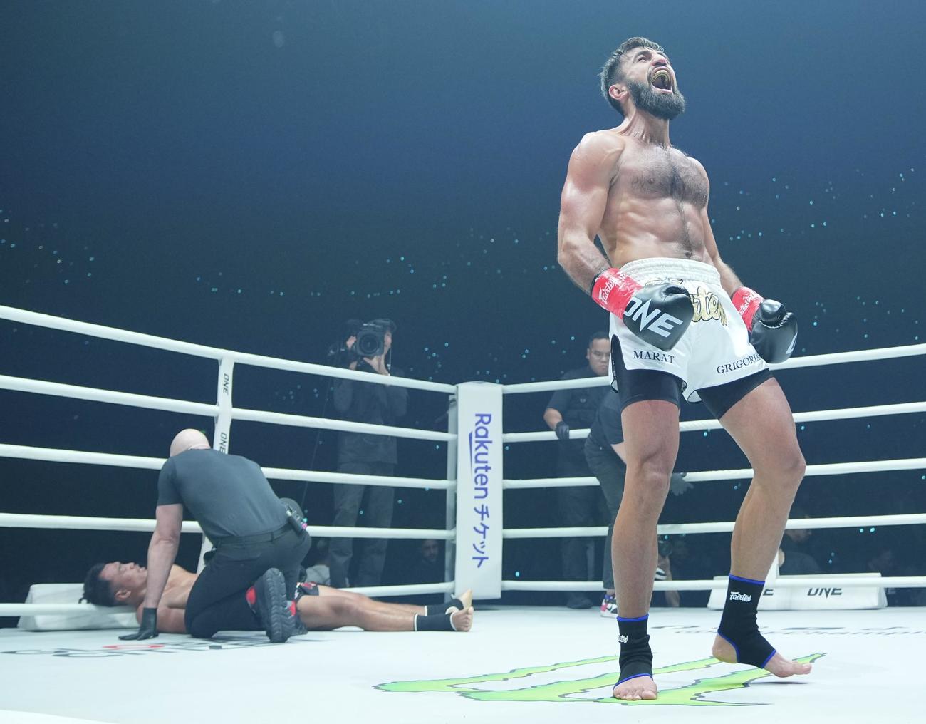 マラット・グレゴリア対シッティチャイ・シッソンピーノン　シッソンピーノン（左）にKO勝ちし雄たけびを上げるグレゴリア（撮影・垰建太）