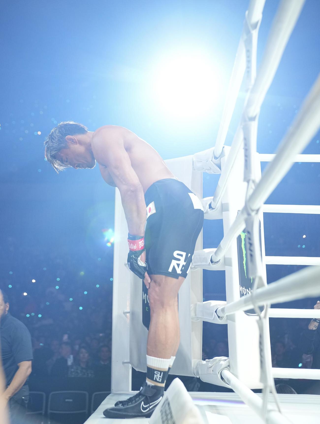 秋山成勲対ニキー・ホルツケン　リングに上がる前一礼する秋山（撮影・垰建太）