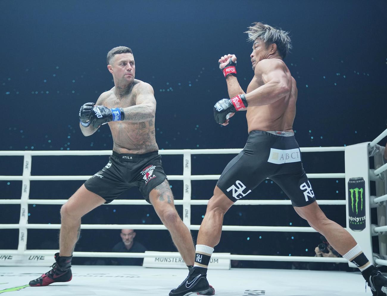 秋山成勲対ニキー・ホルツケン　打ち合う秋山（右）（撮影・垰建太）