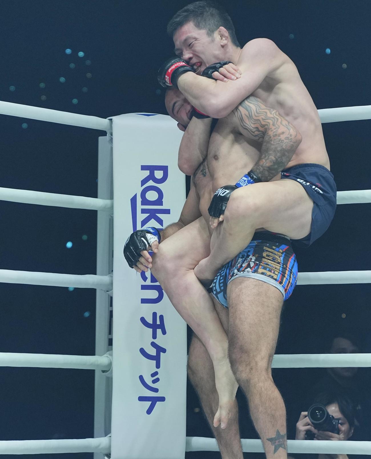 青木真也対ジョン・リネカー　コーナーでリネカー（左）を締める青木（撮影・垰建太）