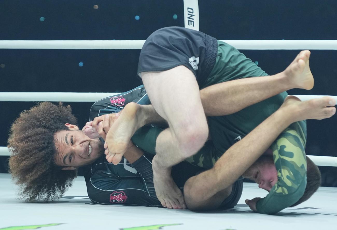 ケイド・ルオトロ対トミー・ランガカー　技をかけ合い主導権を争うルオトロ（左）とランガカー（撮影・垰建太）