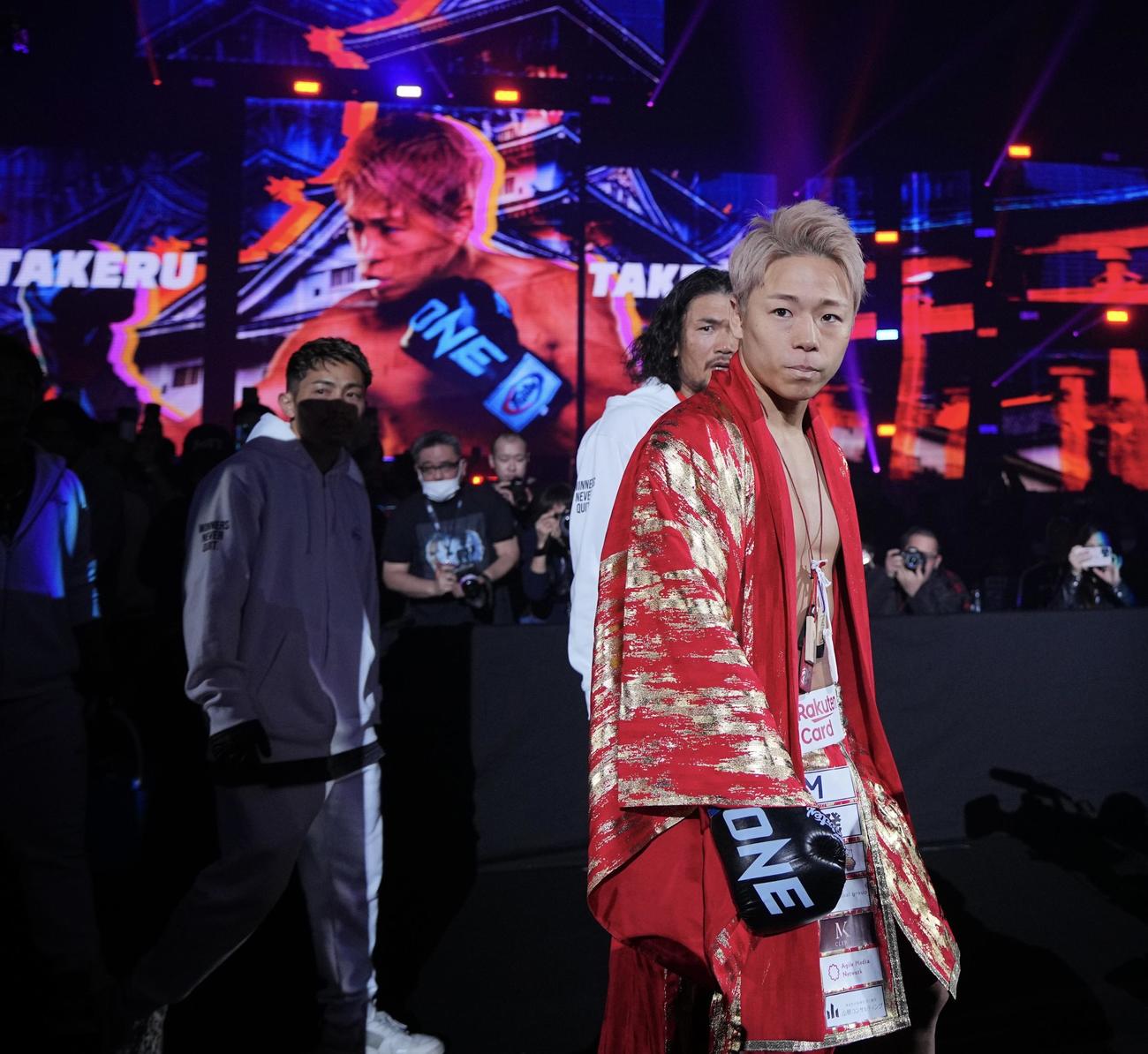 武尊対スーパーレック・キアトモー9　入場する武尊（撮影・垰建太）