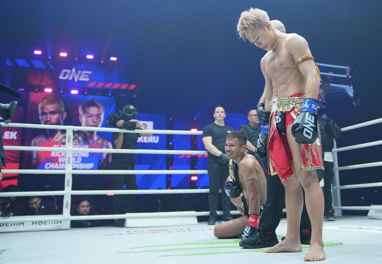 武尊対スーパーレック・キアトモー9　判定負けの瞬間肩を落とす武尊（撮影・垰建太）