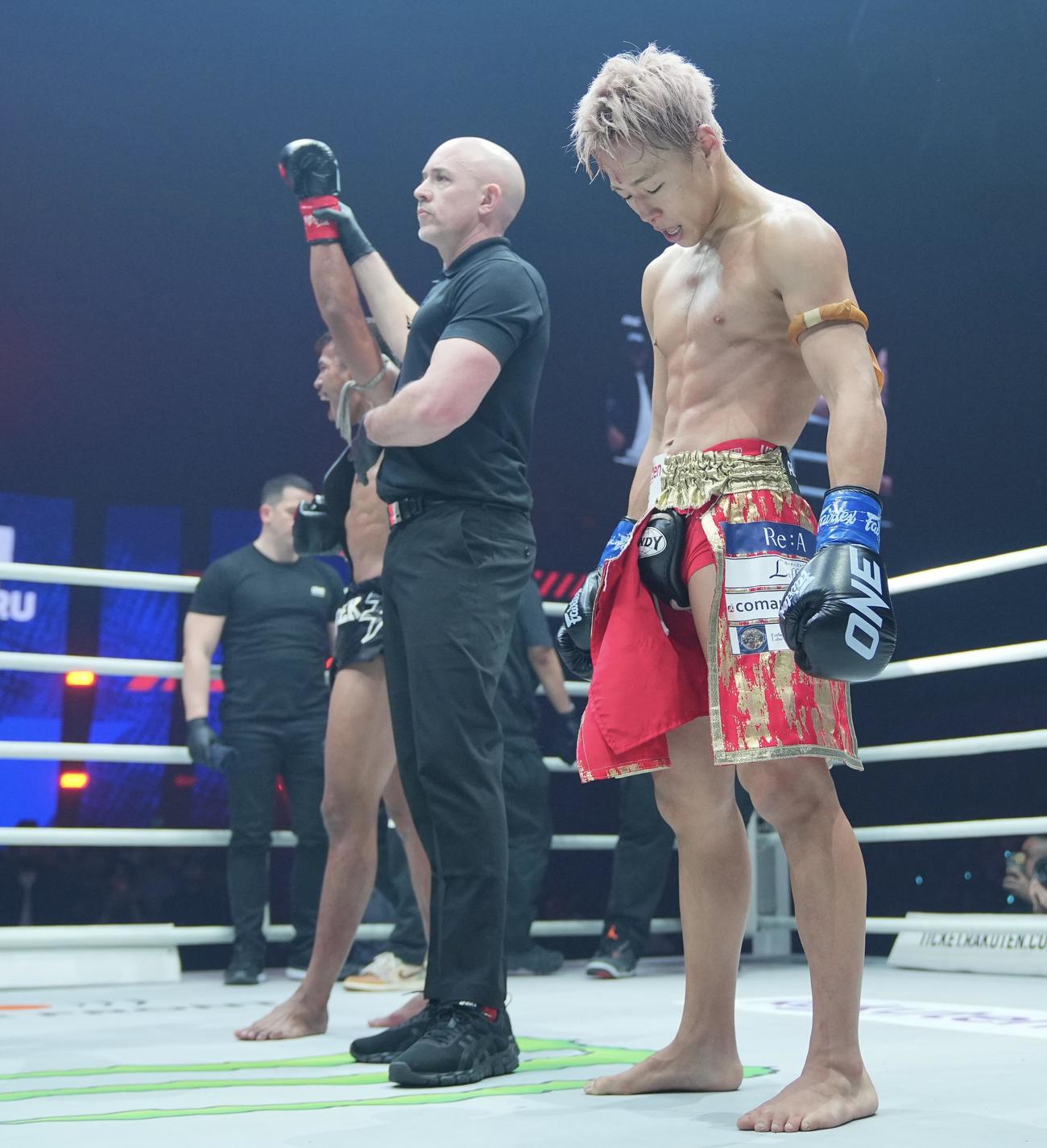 武尊対スーパーレック・キアトモー9　判定負けの瞬間肩を落とす武尊（撮影・垰建太）