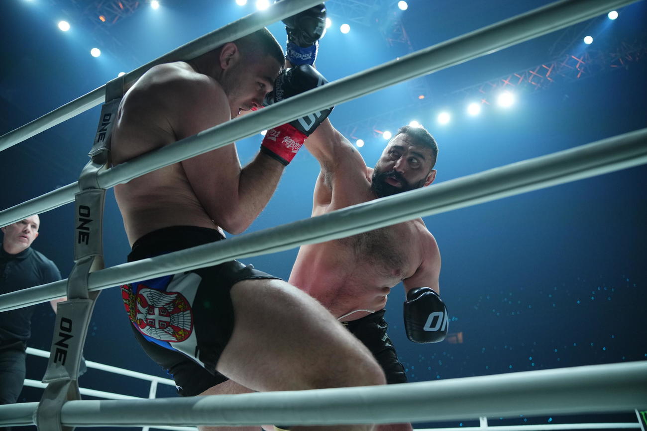 ラーデ・オパチッチ対イラジ・アジズプール　ロープ際で殴り合うアジズプール（右）とオパチッチ（撮影・垰建太）