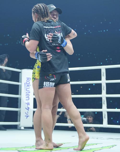 三浦彩佳対平田樹 平田(手前)に勝利し感極まる三浦(撮影・垰建太)