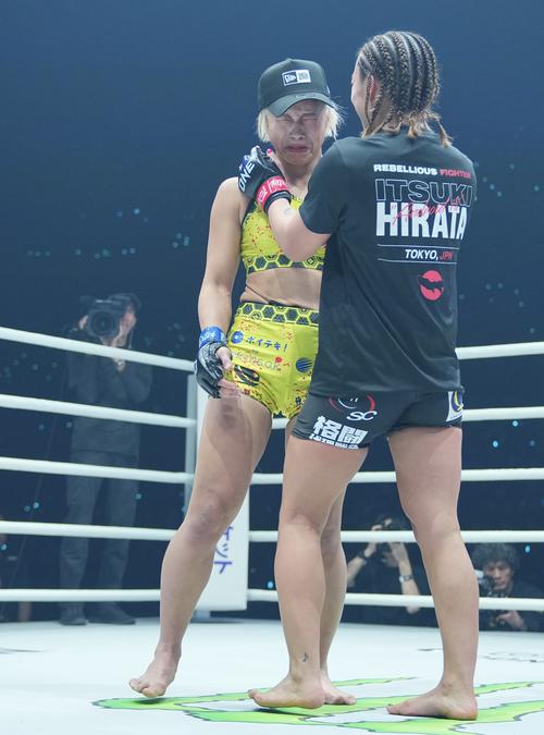 三浦彩佳対平田樹 平田(手前)に勝利し感極まる三浦(撮影・垰建太)