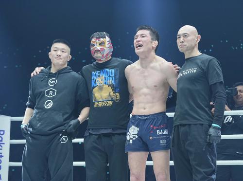 青木真也対ジョン・リネカー 勝利し記念写真に納まる青木(右から2人目)ら(撮影・垰建太)