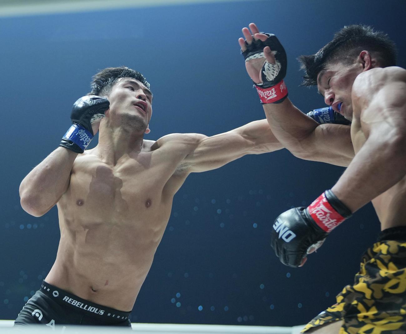 フライ級MMA　若松佑弥対ダニー・キンガッド　キンガッド（右）を攻める若松（撮影・垰建太）