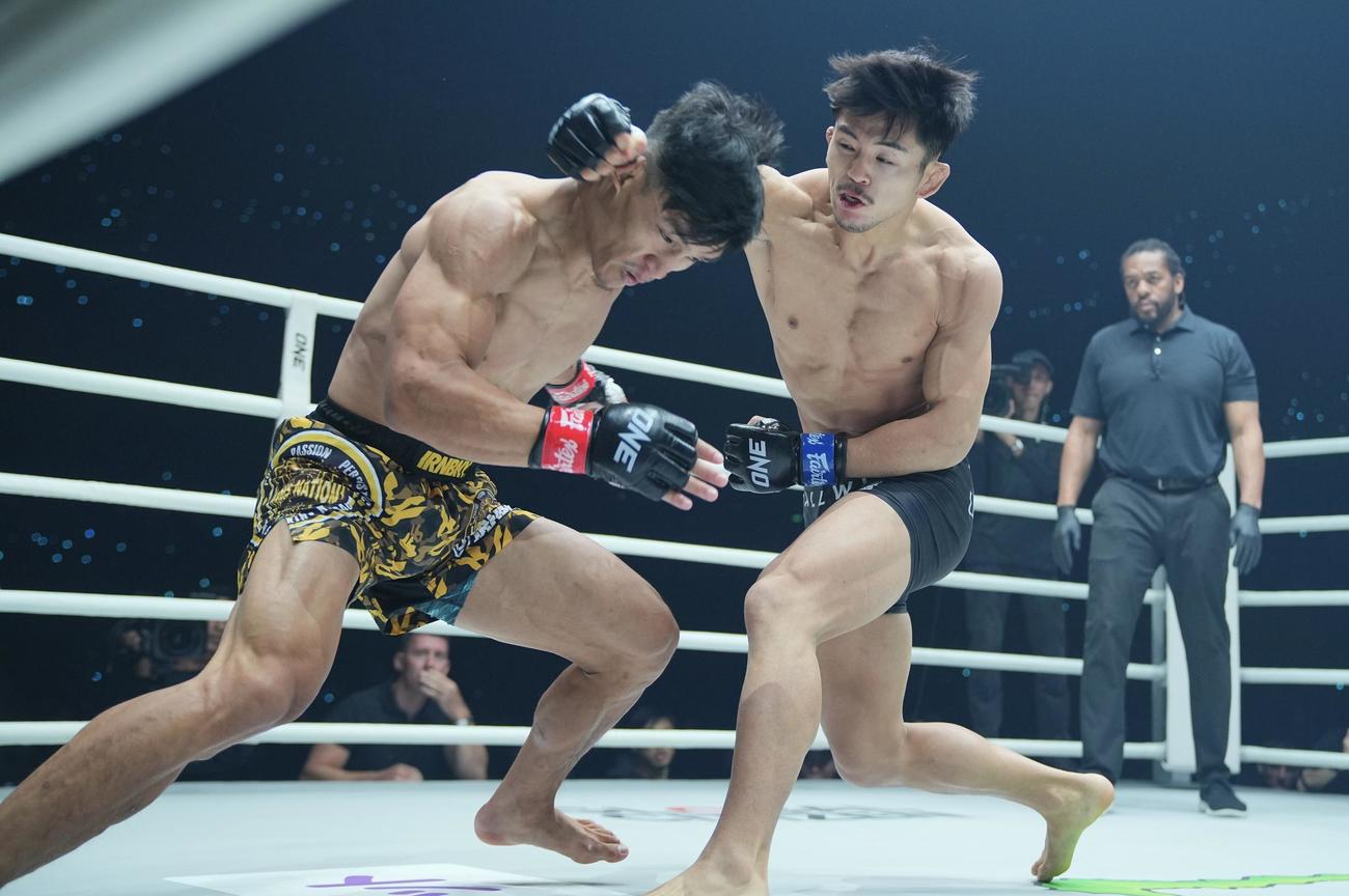 フライ級MMA　若松佑弥対ダニー・キンガッド　キンガッド（左）を攻める若松（撮影・垰建太）