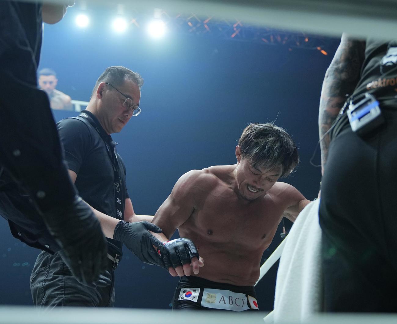 秋山成勲対ニキー・ホルツケン　KO負けを喫し悔しげな秋山（右）（撮影・垰建太）