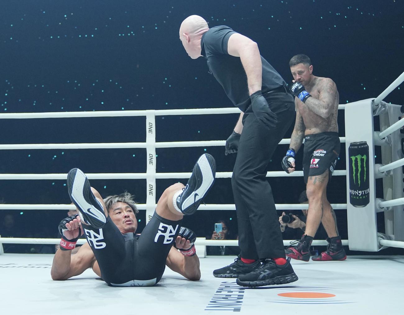 秋山成勲対ニキー・ホルツケン　ダウンを取られる秋山（左）（撮影・垰建太）