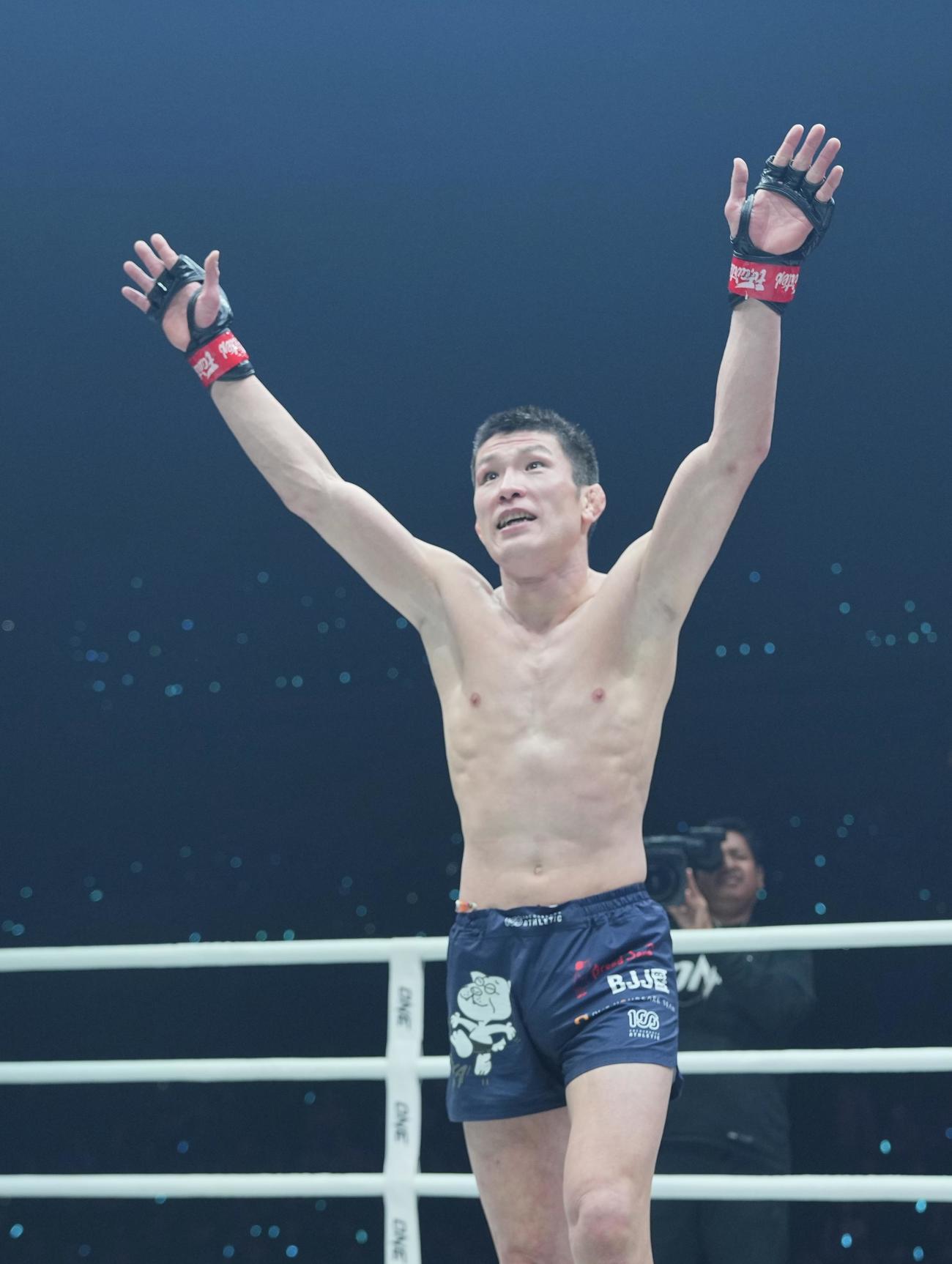 青木真也対ジョン・リネカー　勝利し声援に応える青木（撮影・垰建太）