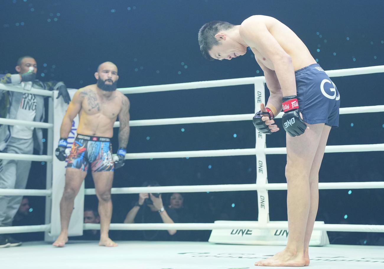 青木真也対ジョン・リネカー　急遽対戦相手が代わりリネカー（左）に頭を下げる青木（撮影・垰建太）