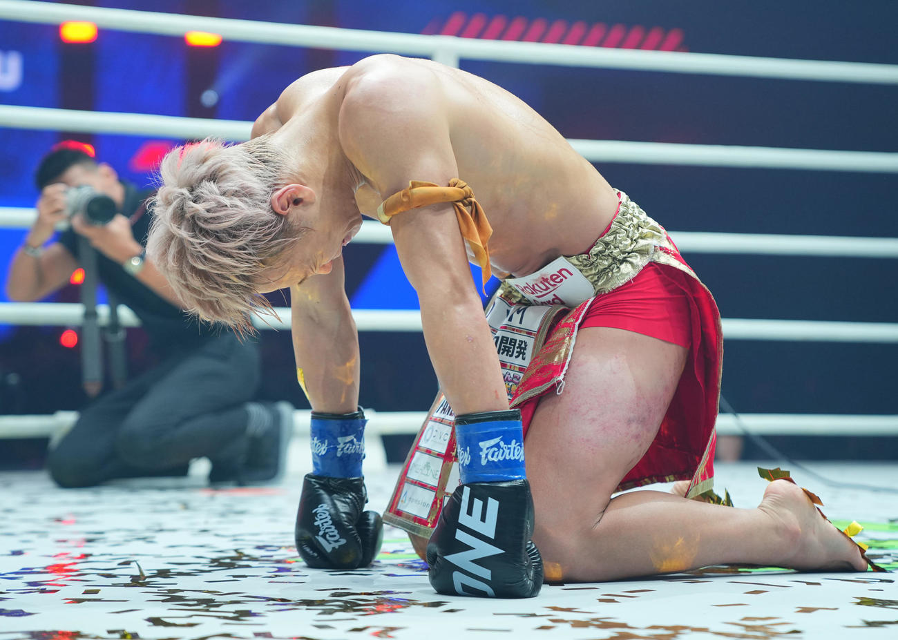 敗れた武尊はファンに涙ながらにあいさつしがっくりと肩を落とす（撮影・垰建太）