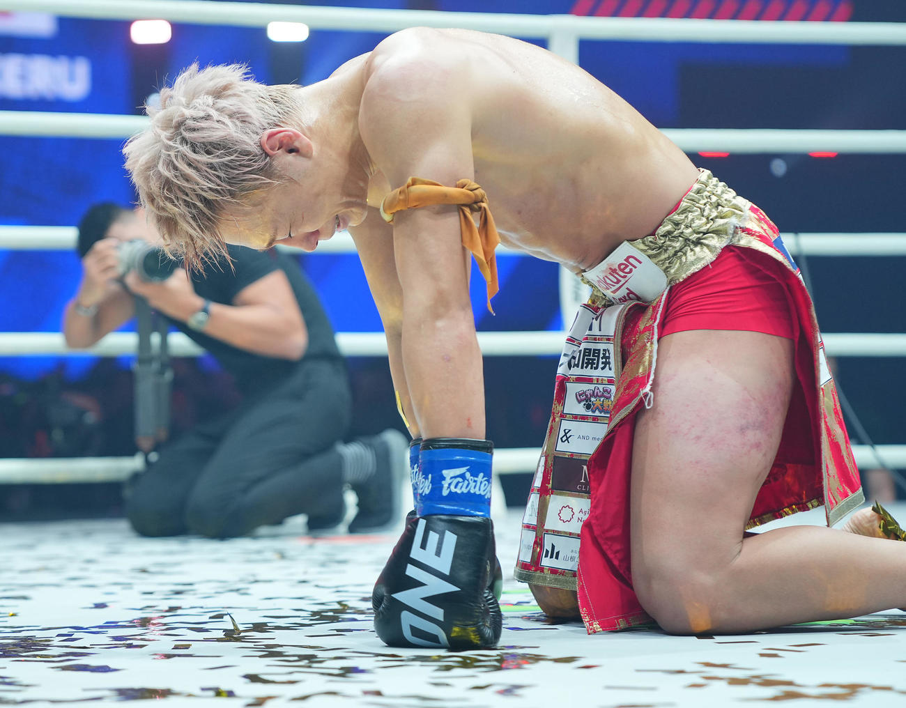 敗れた武尊はファンに涙ながらにあいさつしがっくりと肩を落とす（撮影・垰建太）