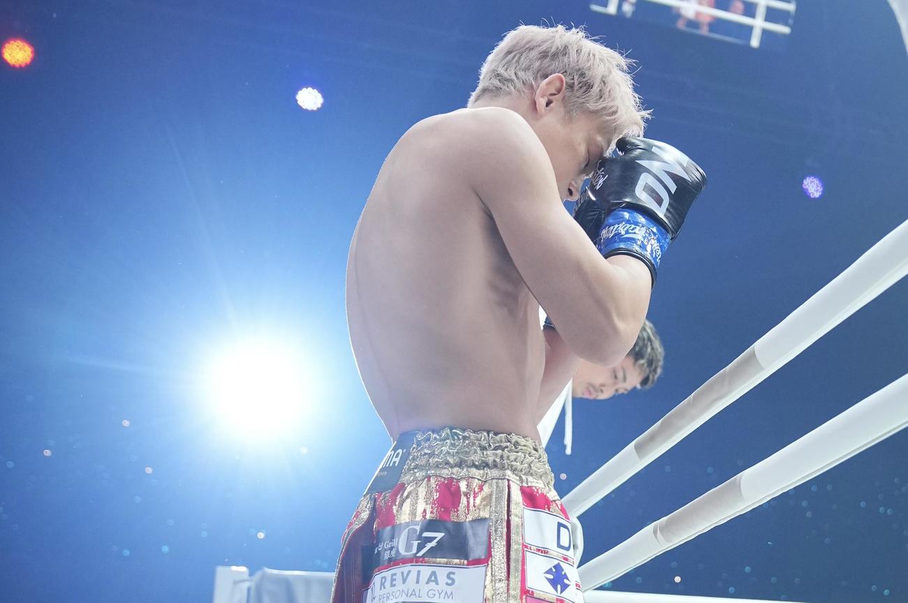 武尊対スーパーレック・キアトモー9　リングに上がる前、集中する武尊（撮影・垰建太）