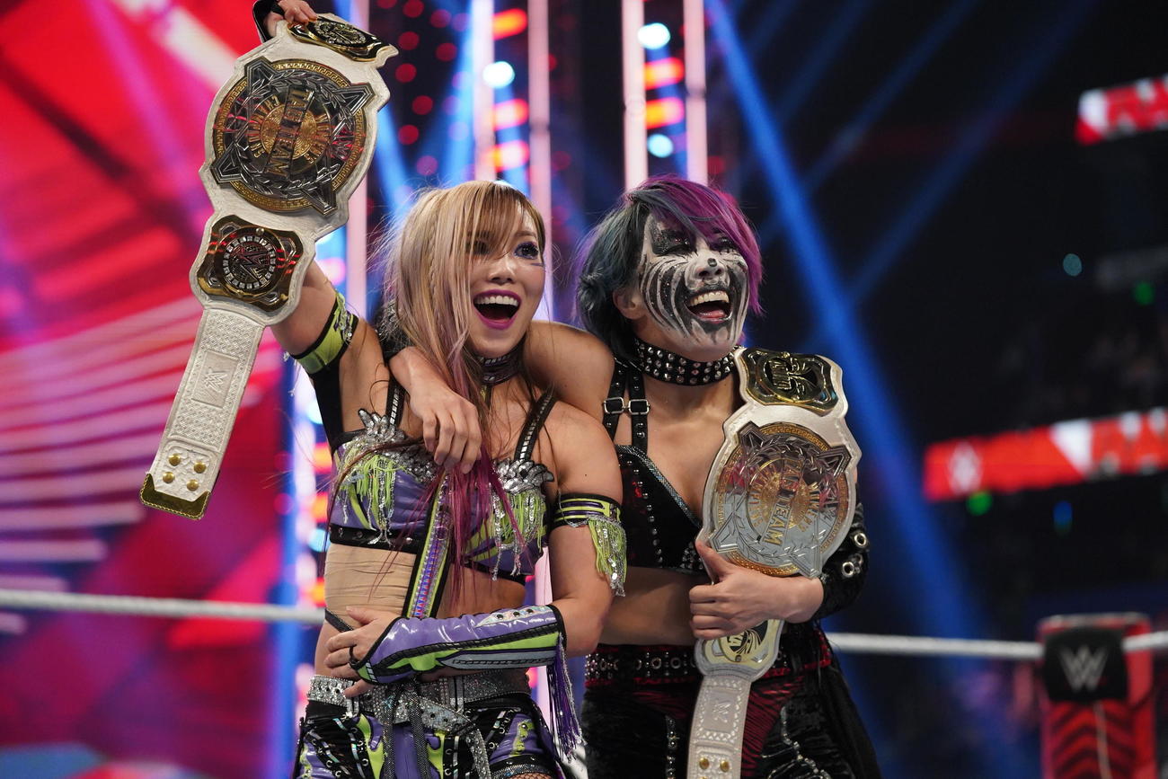 WWE女子タッグ王座ベルトを掲げる王者のアスカ（右）とカイリ・セイン（C）2024 WWE, Inc. All Rights Reserved.
