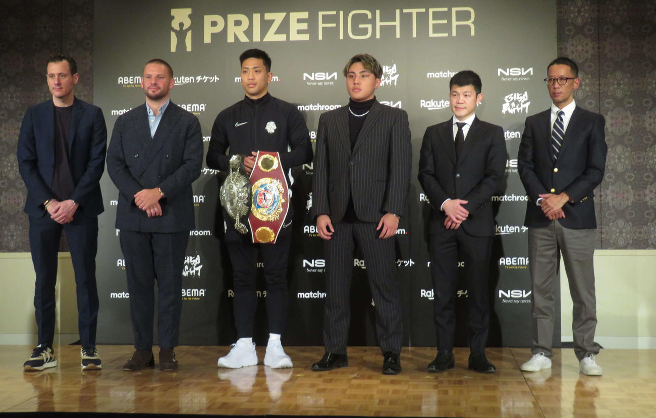 マッチルーム社フランク・スミスCEO（左から2番目）、亀田興毅氏（同5番目）と会見した日本ミドル級王者国本陸（左から3番目）と同級1位可児英樹（同4番目）
