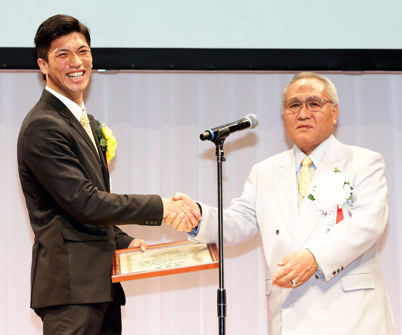 ボクシング年間表彰式で日本ボクシング連盟山根明会長（右）と握手を交わし笑顔を見せるアマ最優秀選手賞の村田諒太（13年1月撮影）