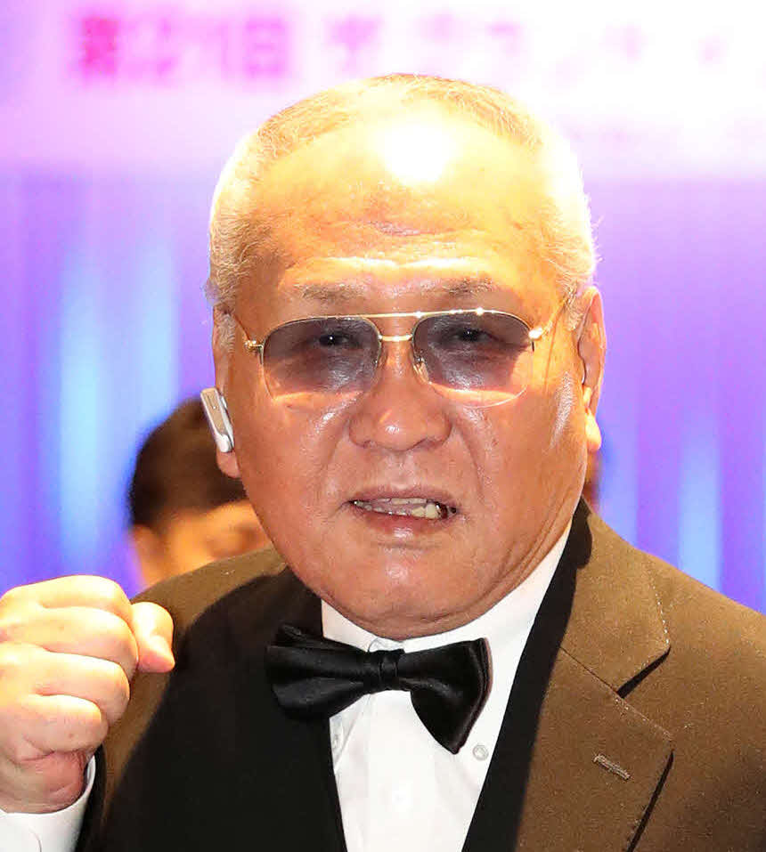 抽せん会で100万円相当の桂由美特製黒留袖を当てた山根明氏は会場の外で待ち受ける報道陣に喜びの表情（18年10月撮影）