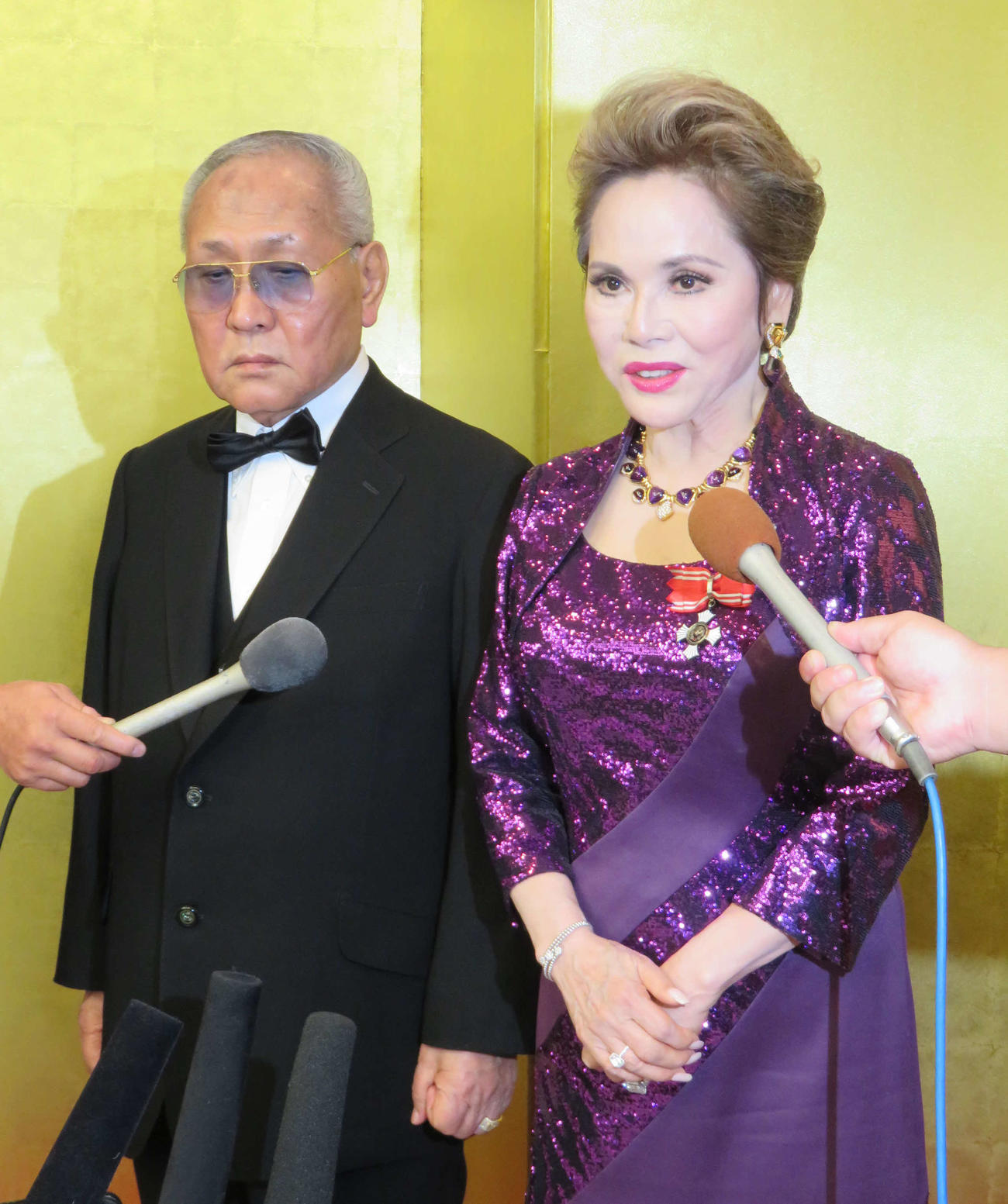 チャリティーパーティーを主催したデヴィ夫人。左は日本ボクシング連盟の山根明前会長（18年10月撮影）