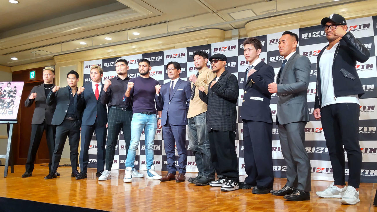 RIZINランドマーク9の会見に出席した、左から高木凌、金太郎、久保優太、イゴール・タナベ、ホベルト・サトシ・ソウザ、榊原信行CEO、中村K太郎、山本アーセン、西谷大成、高橋遼伍、ストラッサー起一